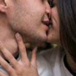 пара целуется и смеется